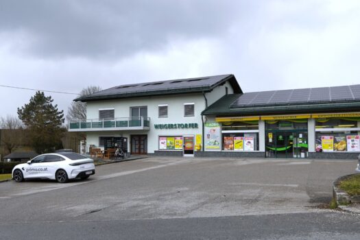 Große Geschäftsfläche mitten im Ort von Nußbach Parkplatz