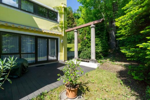 Eckreihenhaus mit Einfamilienhauscharakter in zentrumsnaher Aussichtsslage Gartenansicht