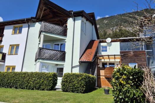 Außenansicht Südseite mit Garten und Terrasse