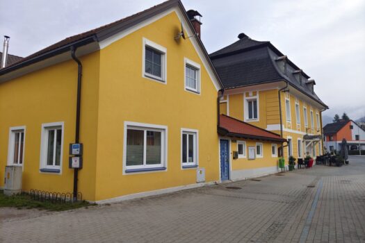 Top verpachtetes Cafe mit Zimmervermietung + exklusives Wohnhaus mit Innenhof + riesigem Stadl mit schönem Garten Wohnhaus mit Carport und Cafe