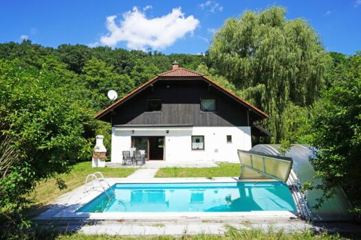 Grünruhelage am Waldrand! Familienidyll mit großem Garten, Schwimmbecken und Sauna Südwestansicht mit Pool