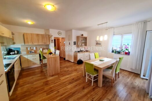 NOVI VINODOLSKI-WOHNUNG MIT DREI SCHLAFZIMMERN und HOF 1699279340 ovaireal