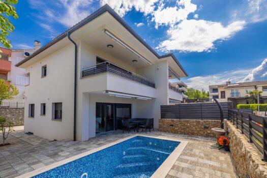 1745569074 malinska samo u nasoj ponudi ekskluzivna dvojna kuca s bazenom 500 m od cen