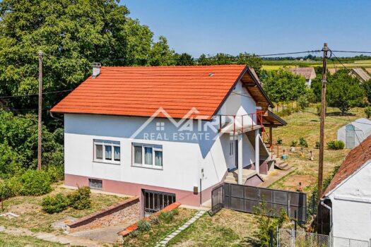 1754377943 erdut sarmantna seoska kuca s bunarom i krusnom peci 1