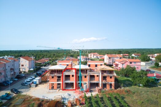 Neues Reihenhaus mit traditionellen Elementen in der Nähe der Stadt Poreč 1755782857 dji 0264gbhz