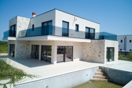 Ein modernes, geräumiges Haus mit Swimmingpool und Weckruf mit Blick auf das Meer 1755785670 dji 0359