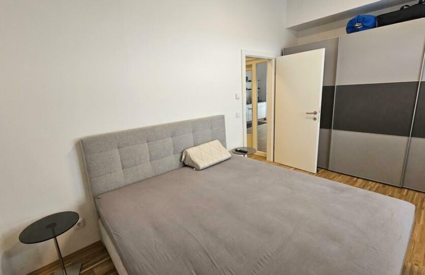 geräumiges Schlafzimmer