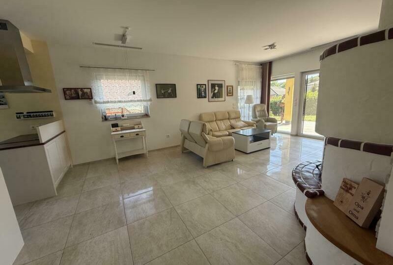 Wohn-Essbereich mit neuwertiger Tischlerküche