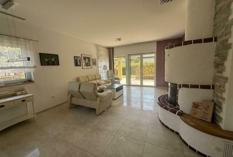 Wohn-Essbereich mit neuwertiger Küche