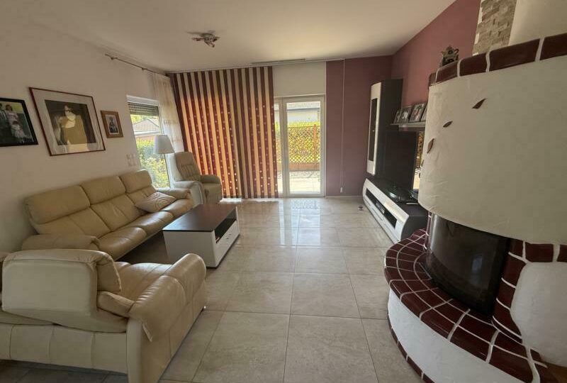 Wonbereich mit Kamin und Zugang zur Terrasse