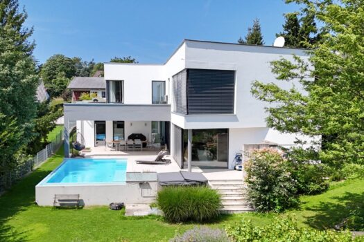Luxus im Grünen: Architektenvilla mit mediterranem Flair und Alpenpanorama Luftbild