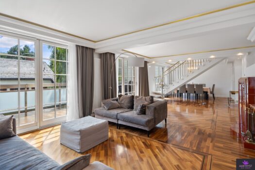NEUER PREIS! Elegante Dachgeschoss-Maisonette mit Private Spa, Kamin & Terrasse – großzügiges Familienwohnen in Sievering Design trifft Raumgefühl – Wohn-Essbereich mit stilvoller Treppe ins Obergeschoss