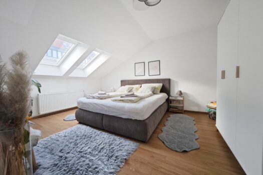 Hofseitige Terrasse | 2-Zimmer-Dachgeschosswohnung in Markt- und U-Bahnnähe 3rCGeYeSUKNqwCG42SBR3E