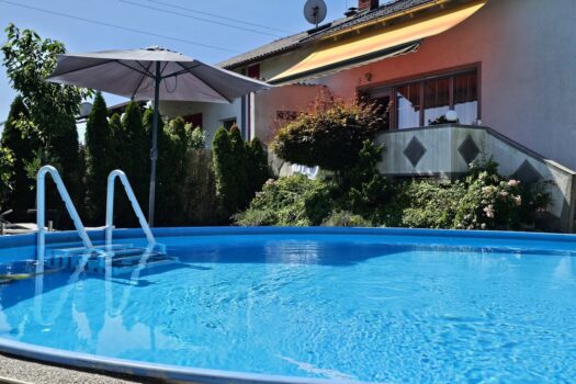 Feines (Doppel) Haus Pool, Keller, EG, DG und Garage Pool mit Garten
