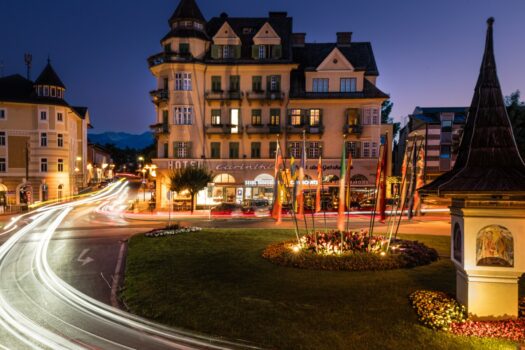 Herrschaftliches Hotel samt bewilligten Projekten mit Blick über den Wörthersee 5AcgeLCNUNcu5zqJgtHqwW