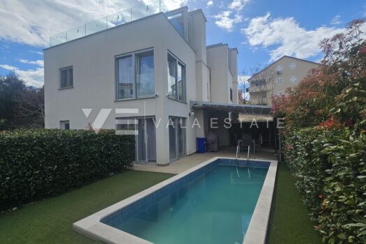 DREISTOCKIGE FERIENWOHNUNG MIT SWIMMINGPOOL UND DACHTERRASSE NUR 300 M VOM MEER 1744283161 20250408 141603