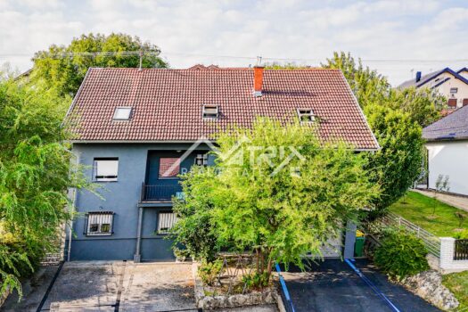 1757573811 slatina prostrana obiteljska kuca s garazom i uredenim dvoristem 9