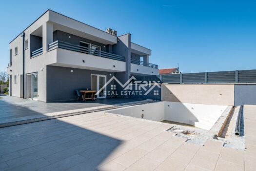 Novigrad, Doppelhaushälfte mit Pool 2km vom Meer 1758367097 dsc 1403 hdr