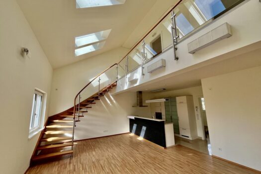 Wohnzimmer mit offener Küche und Galerie