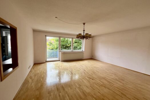 Wohnzimmer mit Ausgang auf den Balkon