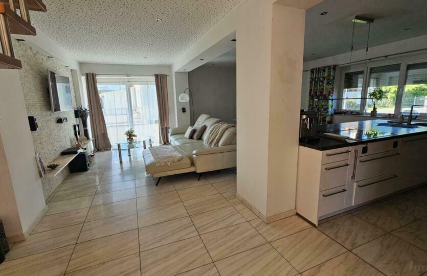 zum Wohn-Essbereich mit Küche (ca. 47m²)