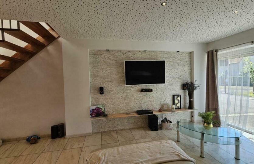 edler Wohnbereich mit Marmorwand und Marmorboden