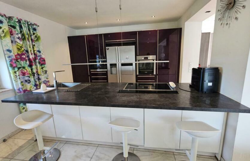 moderne Küche mit Kochinsel