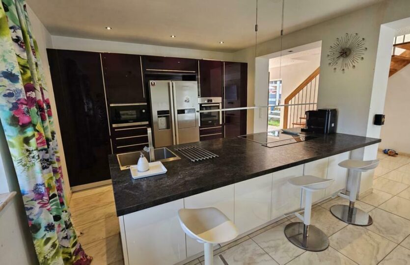 moderne Küche mit Kochinsel und Frühstückstheke