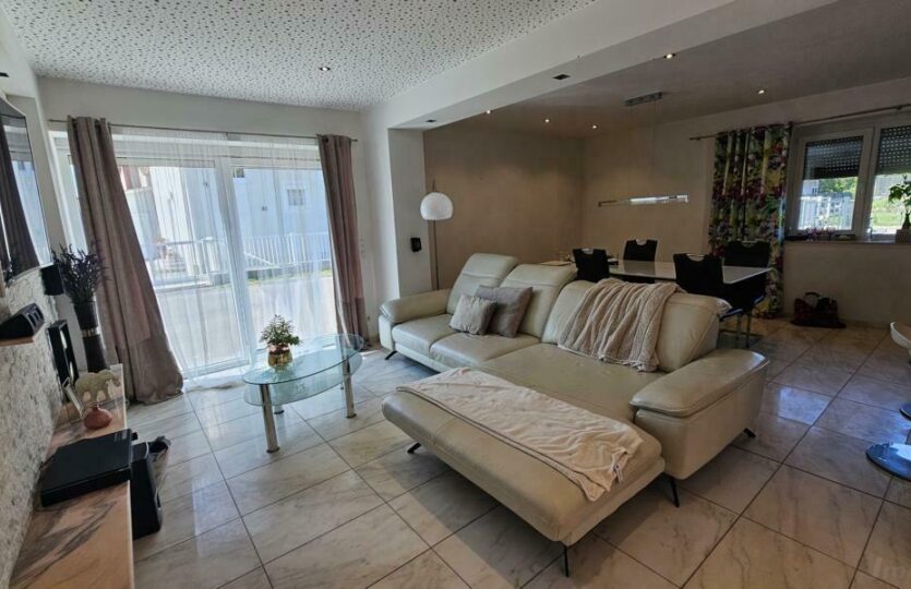 Wohnbereich mit Akkustikdecke