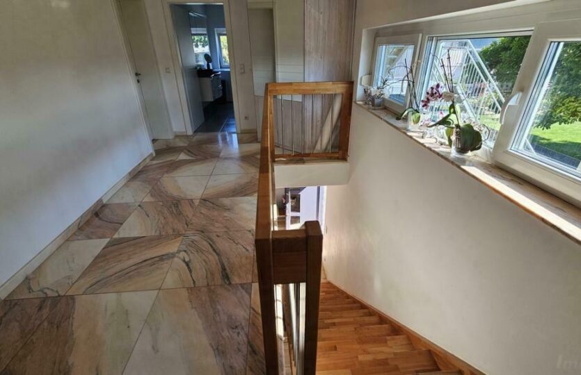 Galerie im OG mit Marmorboden