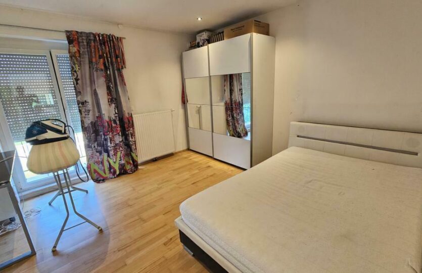 geräumiges Zimmer im OG