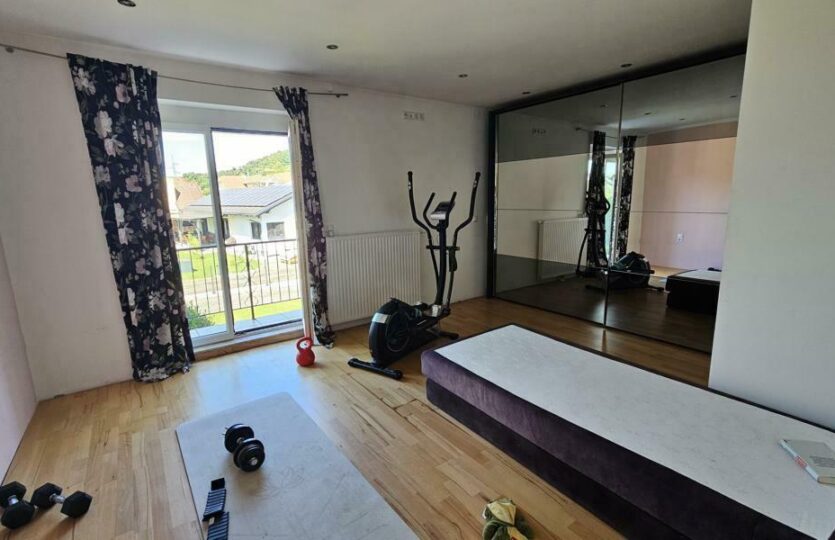 geräumiges Zimmer im OG