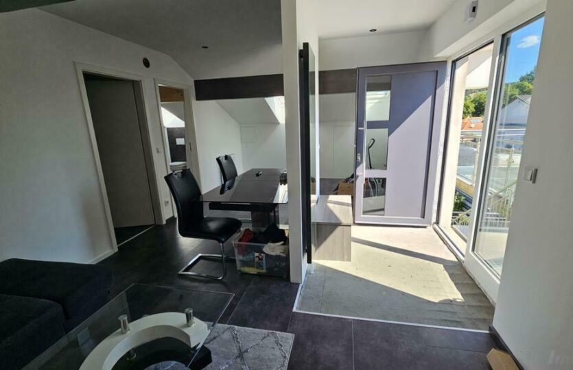 Wohn-Essbereich mit Küche (leer)