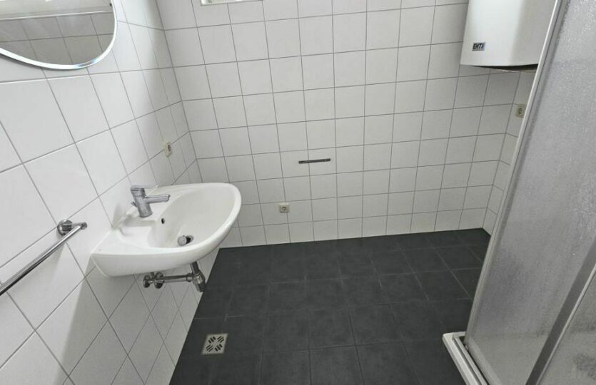 geräumiges Bad mit Fenster