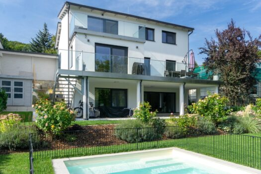 Luxuriöses Einfamilienhaus mit Premium-Ausstattung in bester Purkersdorfer Lage gartenseitige Hausansicht