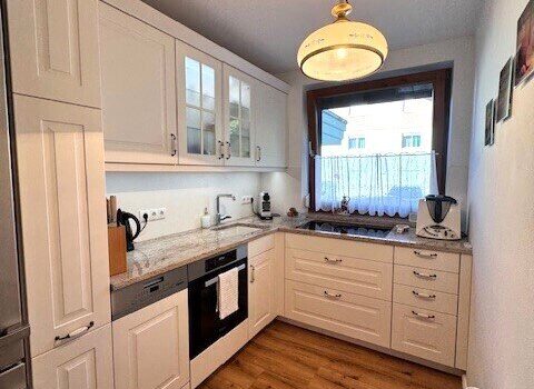 K3 - Äußerst gepflegte, schöne 3-Zimmerwohnung mit südwestlich ausgerichteter Loggia! Parkplatz vorm Haus! - NEUE KÜCHE! 4ZSTHVm22WnCJ4VSiue296