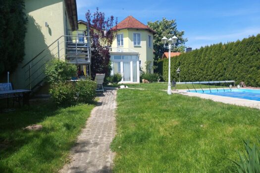 Großzügiges Wohnhaus mit Pool in Aussichtslage Zugang