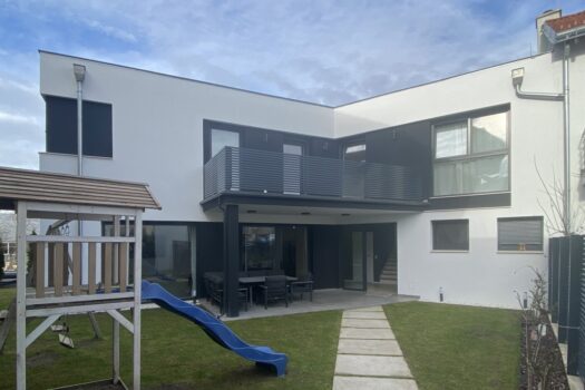 Moderne Eleganz! Ansicht Haus mit Garten