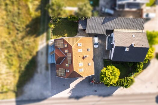 Kapitalanlage mit Potential – 2 Häuser auf Eckgrundstück mit rund 938 m² Grundstücksfläche! Drohnenflug