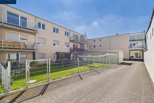 INVESTOREN-PAKET VITIS: 18 Wohnungen + Büroeinheit | Vollvermietet | Ø €11,54/m² Ansicht Einfahrt Hauptplatz 12 und Gartenwohnung