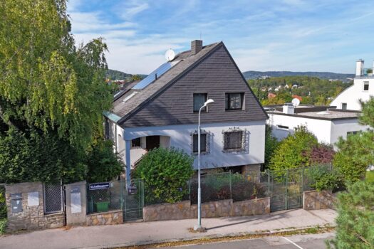 Straßenseitige Hausansicht Drohne