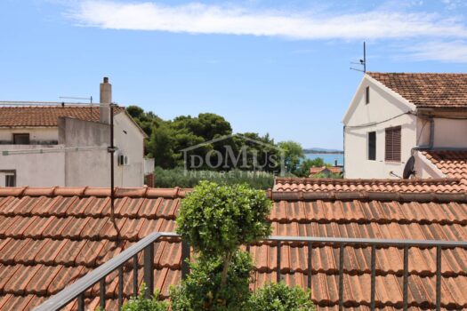 Vodice, 200 m vom Blue Beach entfernt, 3-Zimmer-Wohnung 92,82m2, Terrasse mir Meerblick, Parkplatz 1719837514 img 7040