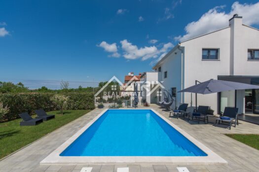 Poreč Umgebung, Modern Villa mit Pool und Meerblick! 1741772989 porec area house with a pool in a peaceful location 2