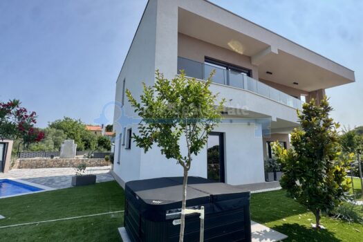 1749724354 2025 06 12 10