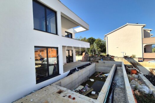 1759382110 903386406 470947 0