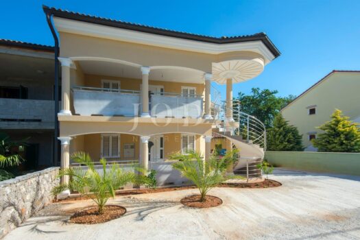 1759394113 2079222870 349530 0