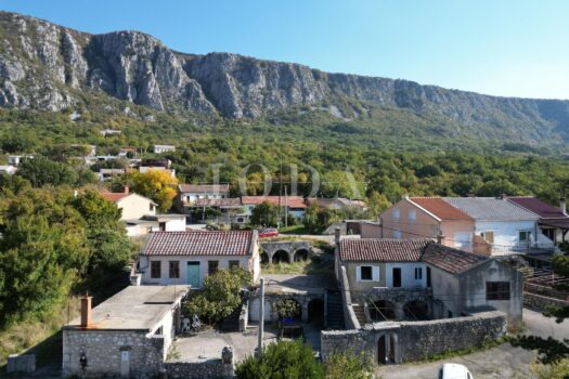 Grižane Steinantike mit Blick auf den See 1760858898 dji fly 20251018 114254 321 1760780017655 photo