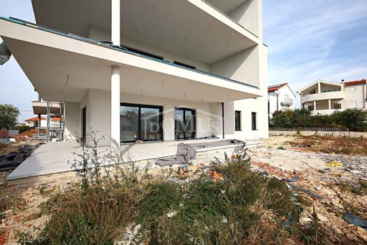 Tribunj, Neubau, Wohnung 132,45 m2 + Garten 183,50 m2, 2 Fahrzeugstellplätze, in der Nähe des Meeres 1761199652 s2