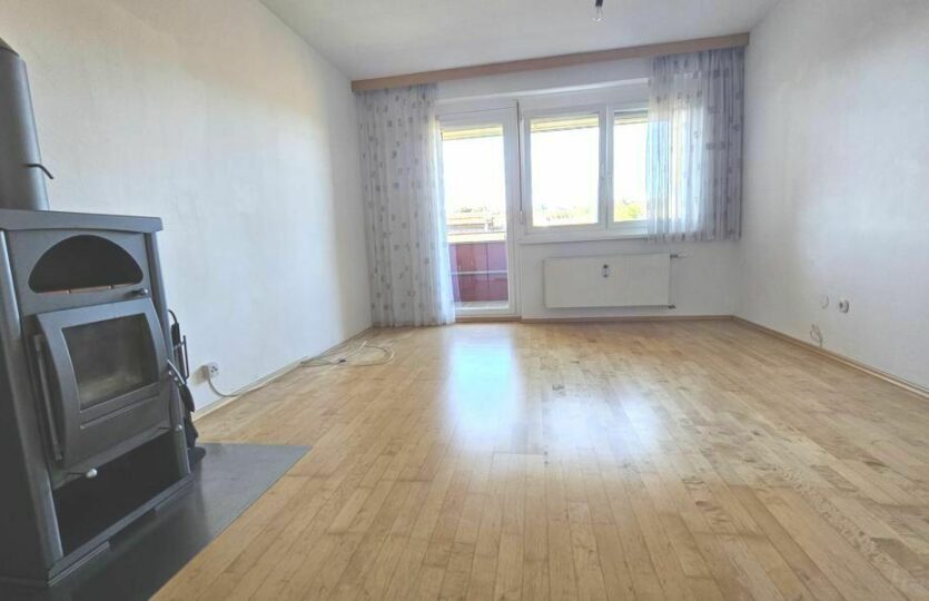 Wohnzimmer mit Zugang zur Loggia