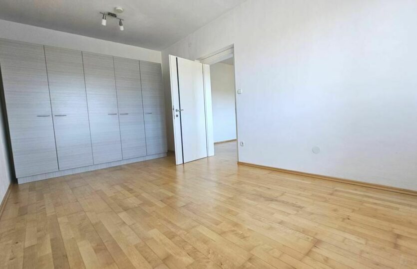 großzügiges Schlafzimmer